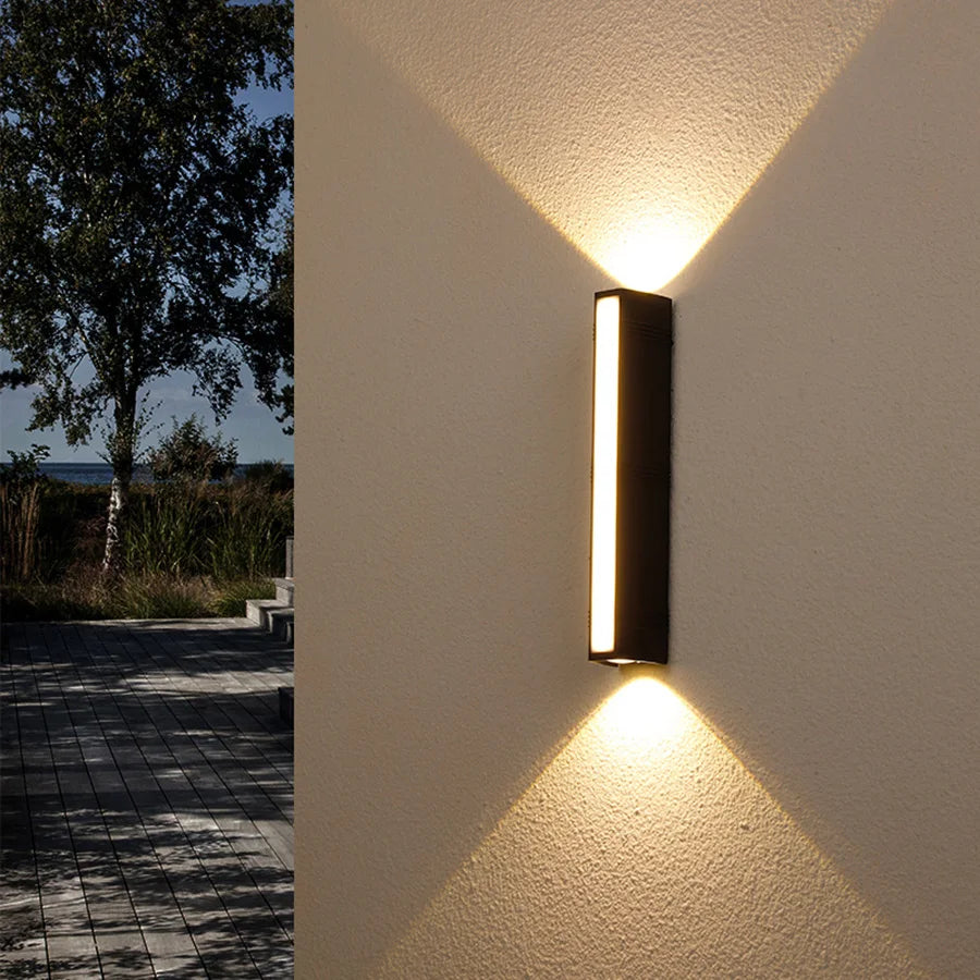 Waterdichte LED Wandlamp voor Buiten - GlowGuard, Energiezuinig en Weerbestendig, Ideaal voor Terras en Tuin