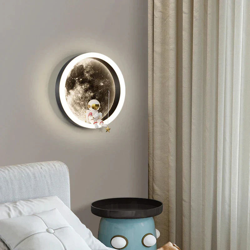 Astronaut LED Wandlamp – Maanvormige Sfeerverlichting voor Kinderkamer en Slaapkamer – Modern en Rustgevend