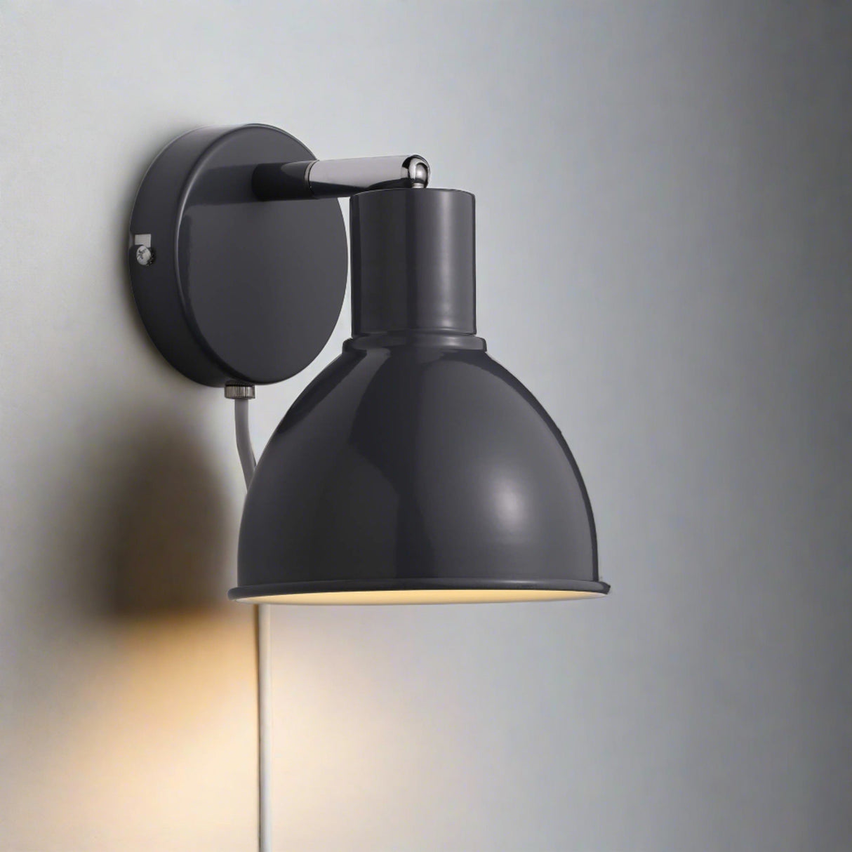 Verstelbare Pop Wandlamp met Messing Detail