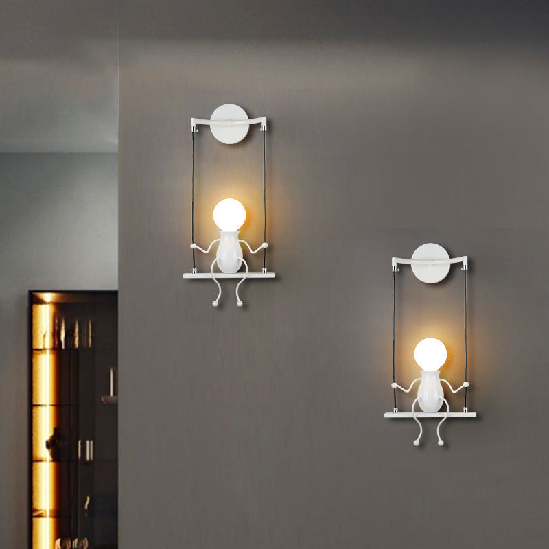 SwingDesign - Unieke Wandlamp met Schommelend Figuur, Modern en Speels Design voor Kinderkamer of Woonruimte