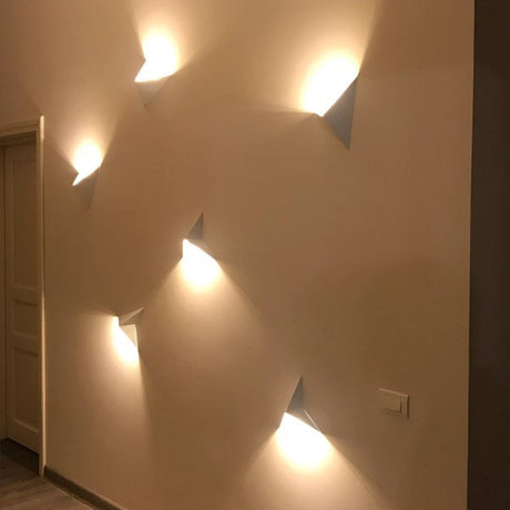 Minimalistische Driehoekige LED Wandlamp | Modern Design in Zwart/Wit | Perfect voor Woonkamer en Badkamer