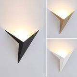 Minimalistische Driehoekige LED Wandlamp | Modern Design in Zwart/Wit | Perfect voor Woonkamer en Badkamer