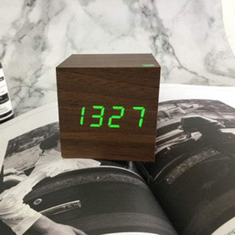 Nordic Digitale LED Wekker met Spraakbesturing | Modern Design en Handsfree Bediening